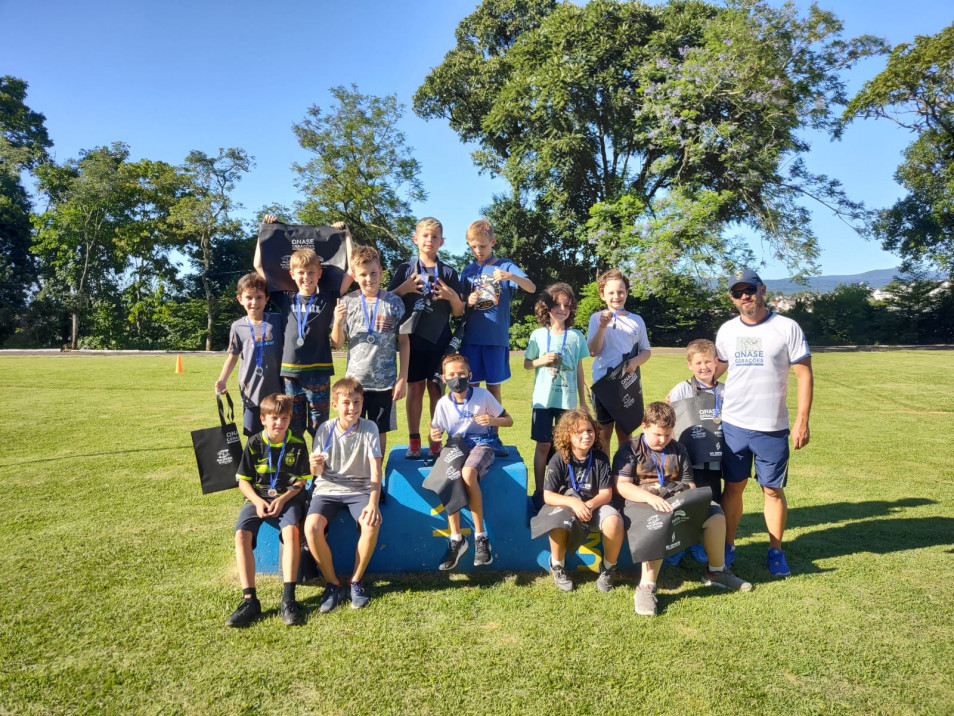 Turmas que participam das aulas de Atletismo realizam encerramento do ano