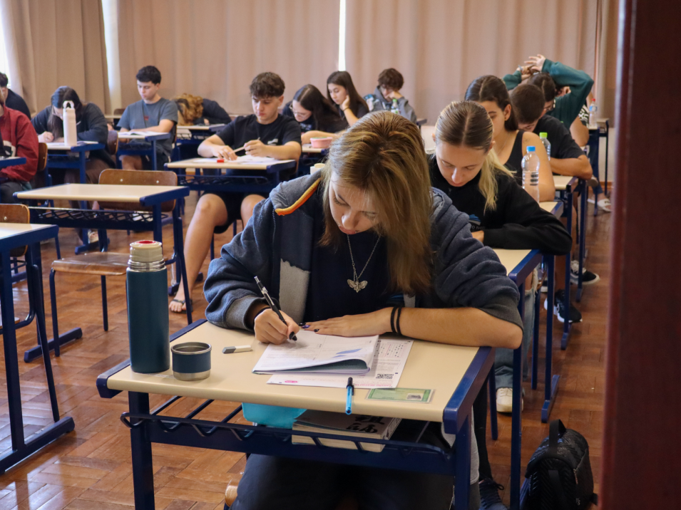 Estudantes do Ensino Médio participam de simulado do ENEM