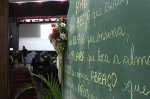 Estudantes do 6º ao 9º ano realizam homenagem para as mães