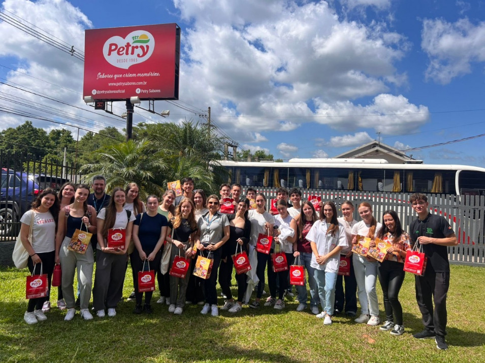 Estudantes visitam a empresa Doces Petry e aprendem sobre processos industriais de alimentos