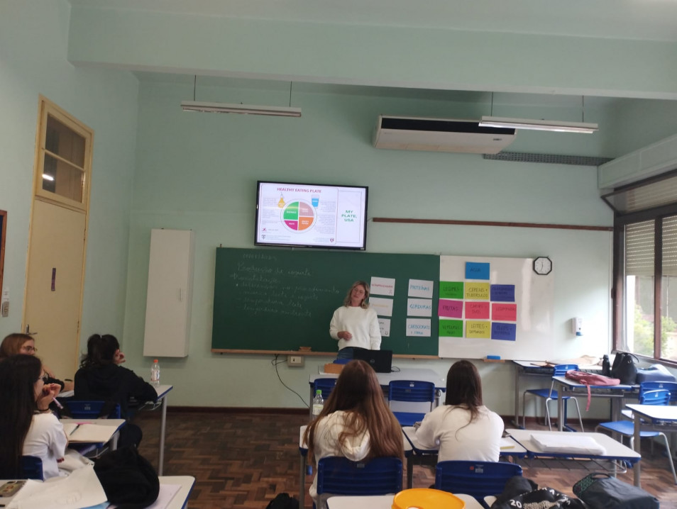 Acadêmica de nutrição conversa com estudantes do Ensino Médio do Instituto Ivoti