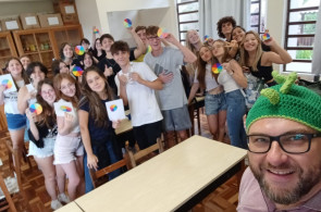 Turma do itinerário de Design Gráfico recria manualmente o “Disco de Newton”