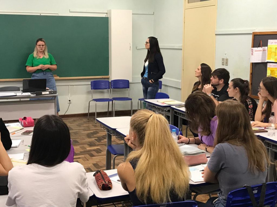 Estagiários do Curso Normal tem conversa sobre a Educação Infantil durante reunião de estágio.