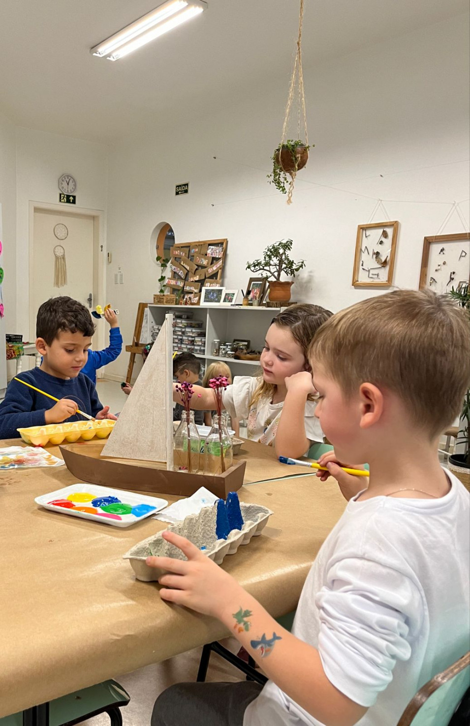 Crianças da Educação Infantil criam barcos para representar a vinda dos imigrantes alemães ao Brasil