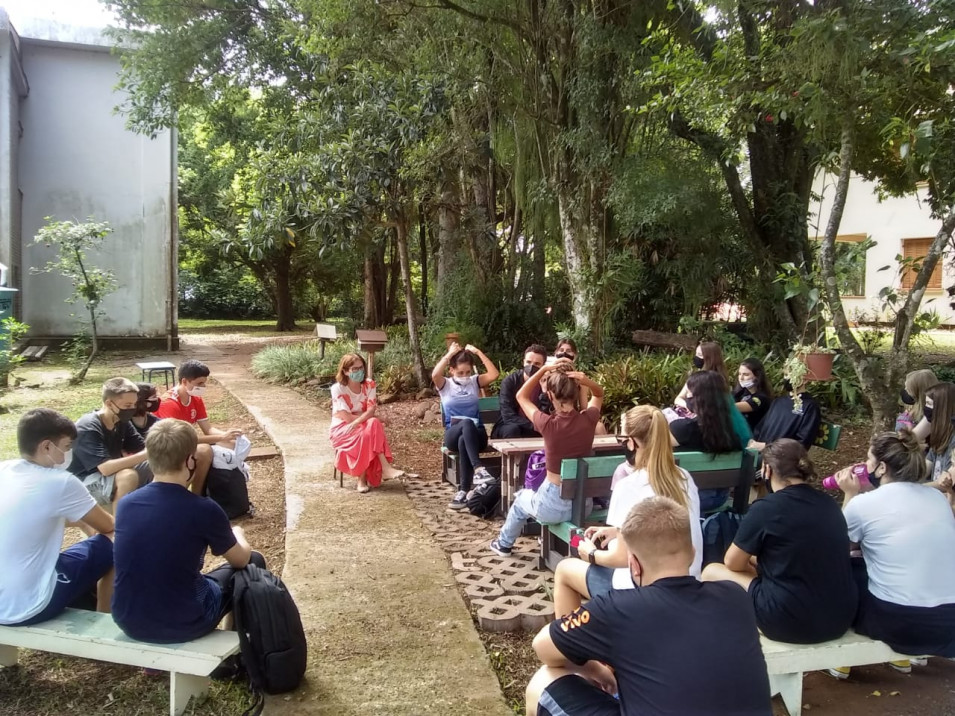 Turma de Botânica tem aula sobre plantas no Programa Herbário Vivo