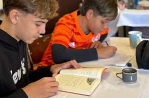 Teatro à Mesa: estudantes vivenciam escrita teatral em encontro literário com sabores e palavras
