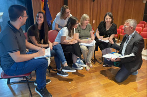 Professora Débora Bender Participa de Formação em Debate no Colégio Cruzeiro