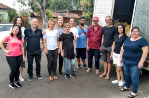 Estudantes de inglês recebem doações de alimento para o projeto Garagem Solidária até sexta-feira