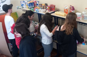 Estudantes criam mercadinho e aprendem sobre operações e cálculos de porcentagens