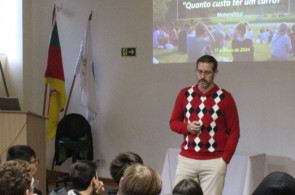 Estudantes do Instituto Ivoti tem palestra sobre consórcio e financiamento com o presidente da Sicredi Pioneira