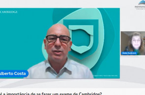 Estudantes assistem palestra on-line sobre os exames de Cambridge