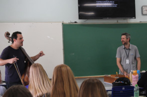 Turmas do Ensino Médio aprendem sobre a relação entre física, matemática e música