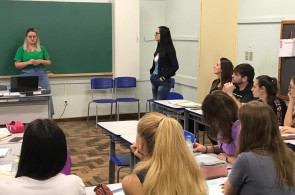 Estagiários do Curso Normal tem conversa sobre a Educação Infantil durante reunião de estágio.