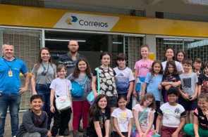 Turma do 4º ano B realiza visita aos Correios para envio de cartas como parte do estudo sobre Meios de Comunicação