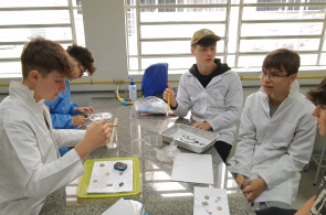 Estudantes do 9º ano tem aula prática sobre reações químicas nas aulas de Ciências