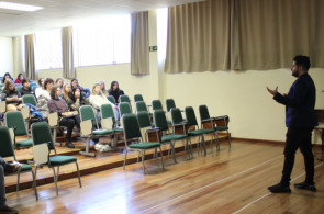 Estudantes de Design Gráfico apresentam projetos e conversam com o designer da Calçados Bibi
