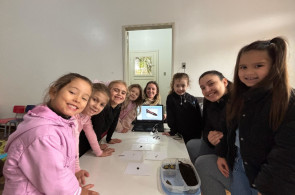 Crianças do Turno Integral coletam bichinhos encontrados pelos jardins do Instituto Ivoti