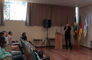 Estudantes do NAI recebem egresso que realizou ano social na Alemanha