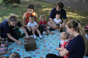 Turmas da Educação Infantil exploram diferentes espaços da escola nas aulas de Herbário