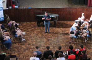 Estudantes dos 9ºs anos tem momentos de homenagem no último dia de aula