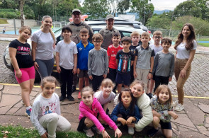 Turma do 2º ano B recebe visita da Brigada Militar em projeto sobre trânsito