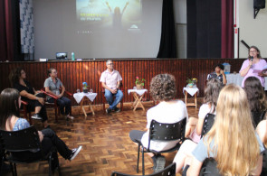 Palestra alusiva ao Dia da Mulher no Instituto Ivoti é iniciativa de estudantes do Ensino Médio