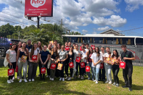 Estudantes visitam a empresa Doces Petry e aprendem sobre processos industriais de alimentos