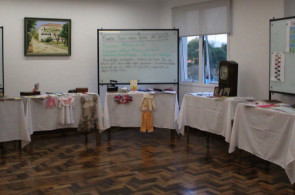Turmas do 9º ano realizam exposição inspirada no livro Eu sou feito de quê?