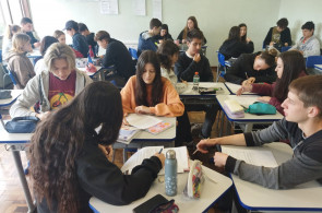 Turma do Ensino Médio estuda livro de Machado de Assis nas aulas de Literatura