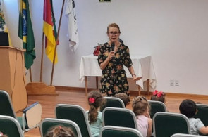 Turmas em Assembleia no Instituto Ivoti receberam a professora Vera Hoffmann