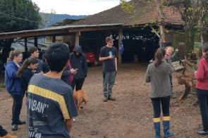 Turma do Curso Técnico em Agropecuária realiza saída de campo para uma propriedade rural