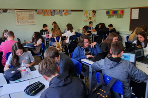 Turma do 8º ano realiza revisão de conteúdo através de estações do conhecimento