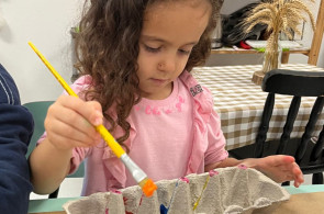 Crianças da Educação Infantil criam barcos para representar a vinda dos imigrantes alemães ao Brasil