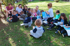 Crianças da Educação Infantil falam sobre aprender brincando durante Assembleia