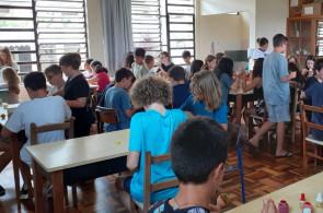 Estudantes dos 8ºs anos do Instituto Ivoti montam uma árvore de Páscoa