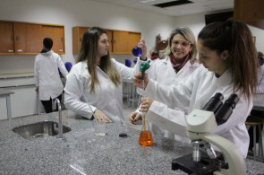 Itinerário de Raciocínio Humano e Sustentabilidade atrai alunos pelas aulas práticas de laboratório