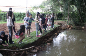 Lago na área do pomar de frutas silvestres encanta as crianças do Programa Herbário Vivo