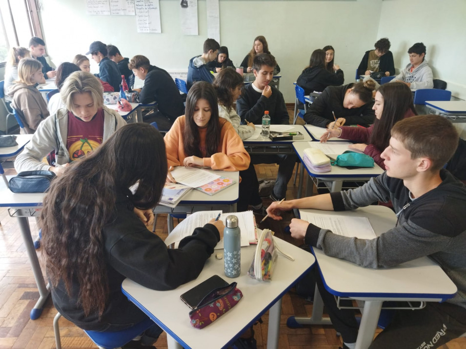 Turma do Ensino Médio estuda livro de Machado de Assis nas aulas de Literatura