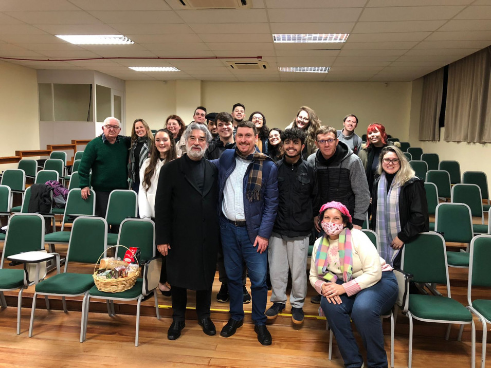 Maestro e compositor brasileiro conversa com acadêmicos da Licenciatura em Música