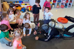 Turma do Nível 2 da Educação Infantil recebe bombeiros para falar sobre o mergulho