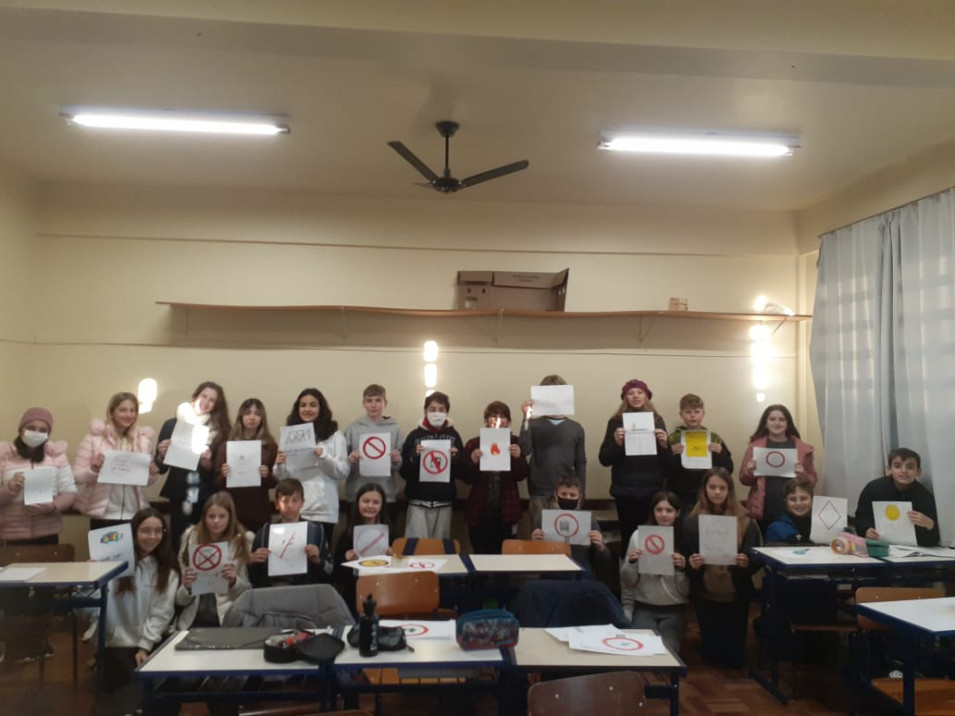 Turma de Inglês cria cartazes e reflete sobre seu papel como cidadãos