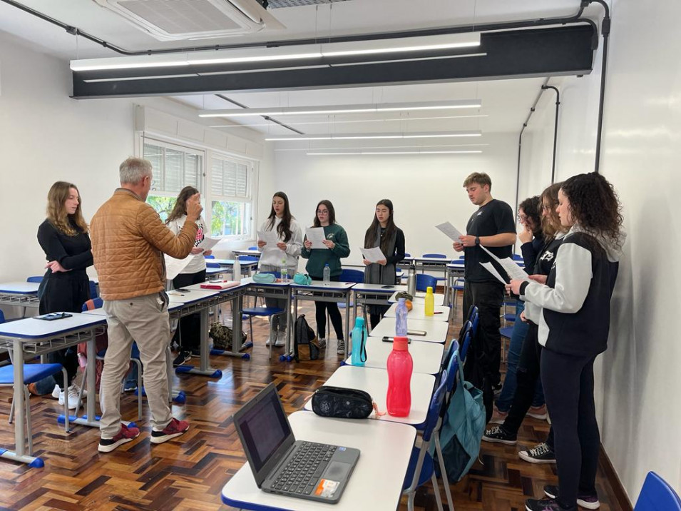 Estudantes recebem a visita do coordenador Geral de Língua Alemã, Thomas Voskuhl