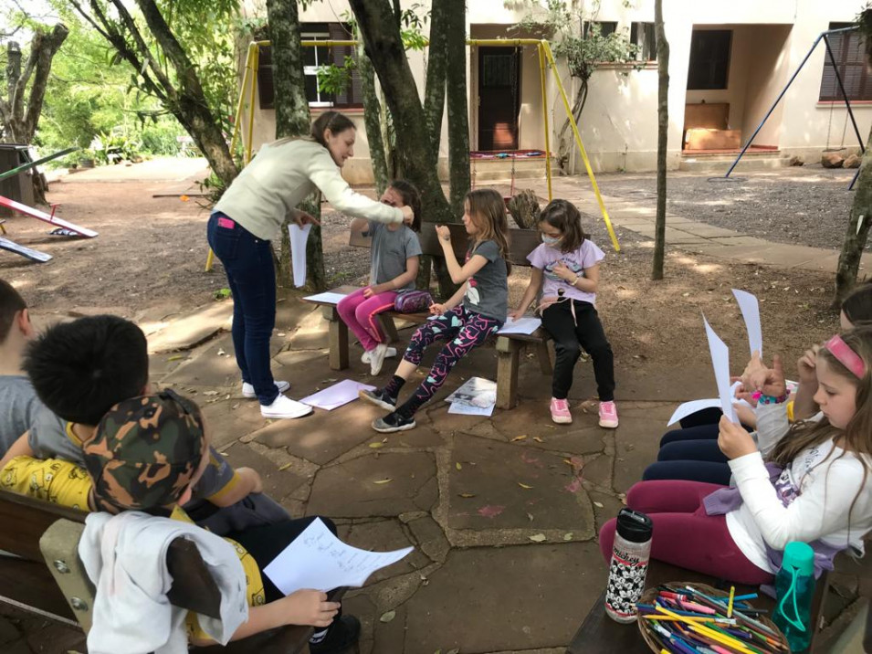 Instituto Ivoti tem aulas de Libras para crianças do Turno Integral