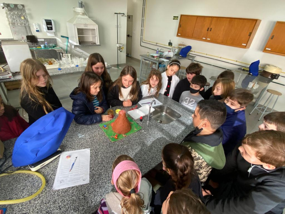 Turma do 4º ano realiza experiências no Laboratório de Ciências