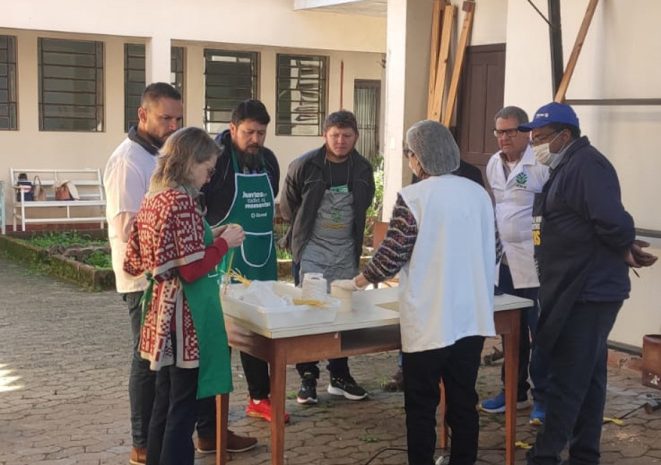 Instituto Ivoti promove mais uma oficina do projeto Abelhas sem ferrão - polinizando saberes