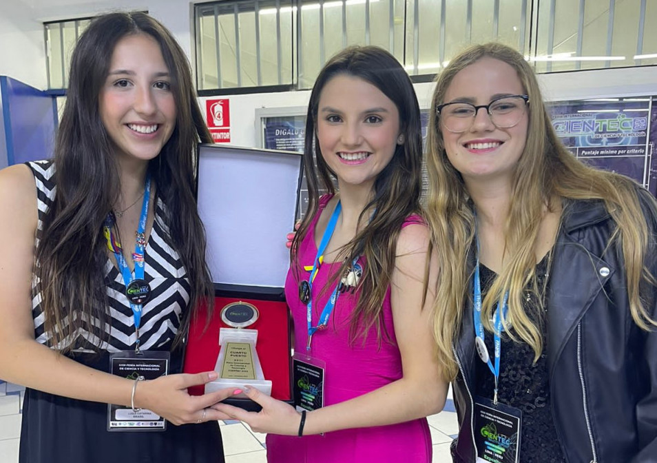 Estudantes do Instituto Ivoti recebem premiação em Mostra Científica no Peru