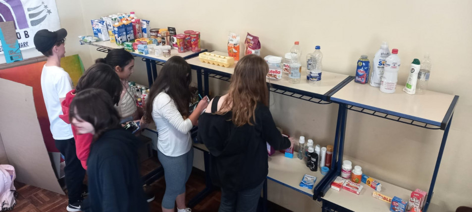 Estudantes criam mercadinho e aprendem sobre operações e cálculos de porcentagens