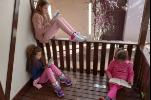 Turma dos Anos Iniciais aproveita o dia de sol para um momento de leitura ao ar livre