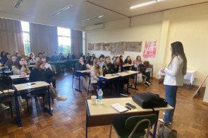 Estudantes do Técnico em Design Gráfico recebem egressa da instituição para um bate-papo