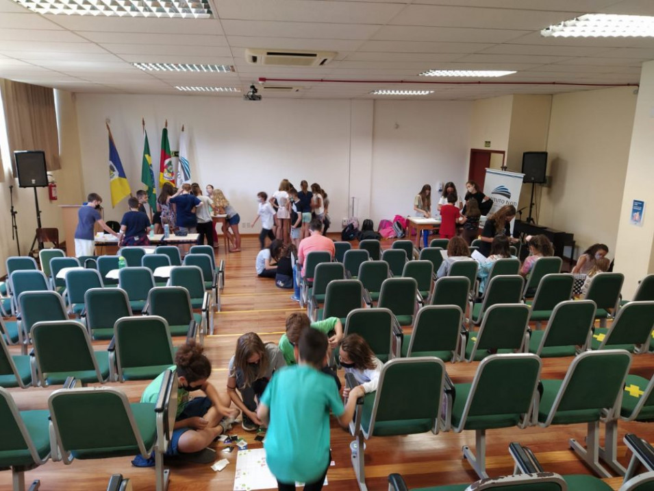 Turmas de 5ºs anos criam jogos de tabuleiro em uma atividade desplugada